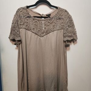 Torrid SZ 2 Beige/ Cream Short Sleeved Dressy Blouse w/ Lace Sleeves & Neckline
